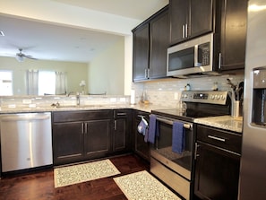 Kylskåp, mikrovågsugn, ugn och spishäll