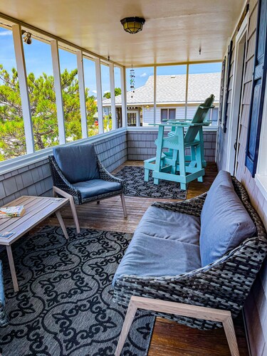 Pet friendly beach house w/ Hot Tub - Short 0.4 mile walk to beach!