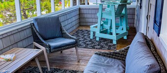 Pet friendly beach house w/ Hot Tub - Short 0.4 mile walk to beach!