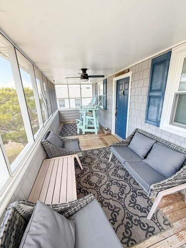 Pet friendly beach house w/ Hot Tub - Short 0.4 mile walk to beach!