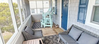 Pet friendly beach house w/ Hot Tub - Short 0.4 mile walk to beach!