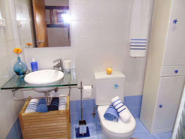 Bathtub, hair dryer, towels