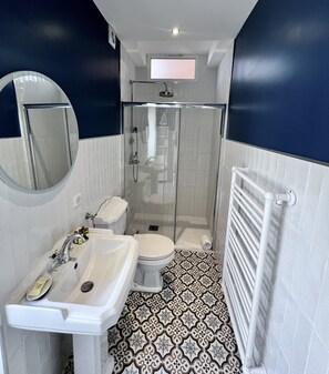 シャワー、ヘアドライヤー、タオル