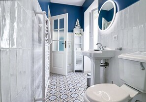 Douche, sèche-cheveux, serviettes fournies