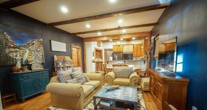 Cozy 3-Bedroom Grand Chalet in Delta, Colorado