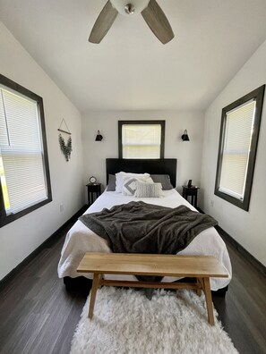 3 slaapkamers, een strijkplank/strijkijzer, gratis wifi, beddengoed