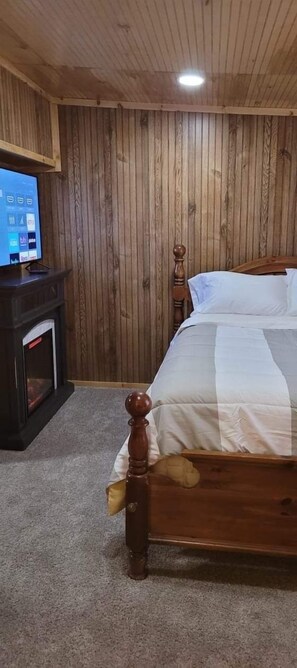 2 bedrooms, free WiFi, bed sheets - Pine Acres Getaway, 10 acres of fun and relaxation. (Grayling)