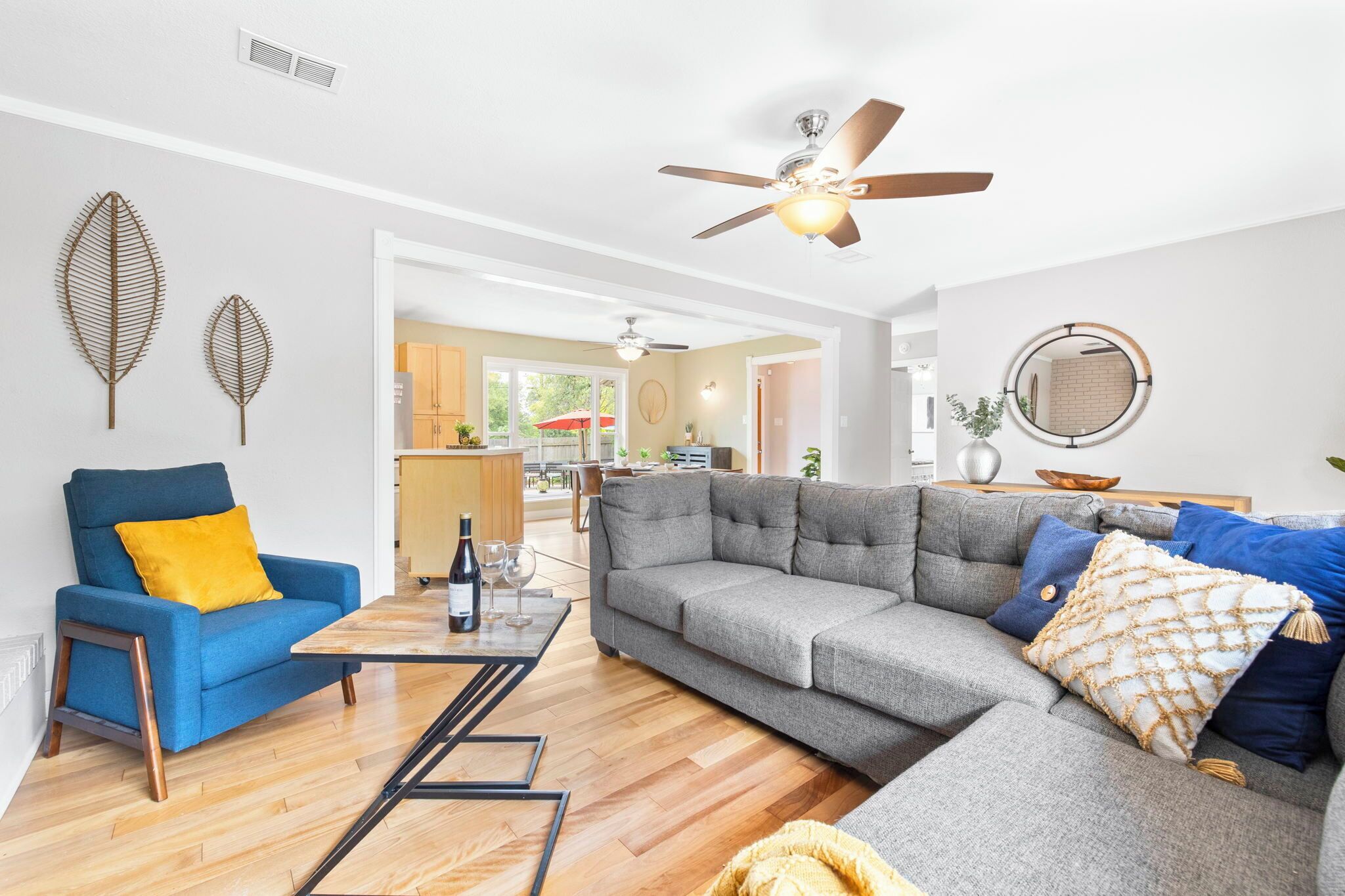 TV connectée, table de tennis de table, chaîne hi-fi