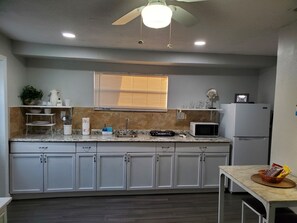 Fridge, microwave, stovetop, coffee/tea maker - Rest apartament (Holiday)