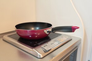 Fridge, microwave, stovetop, cookware/dishes/utensils - There are many new properties city center conven - Osaka Sunshine Tower 802 / Osaka Ōsaka (Osaka)