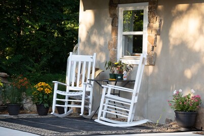 Modern , farmhouse basement, suite, queen bed, efficiency , dogs welcome.