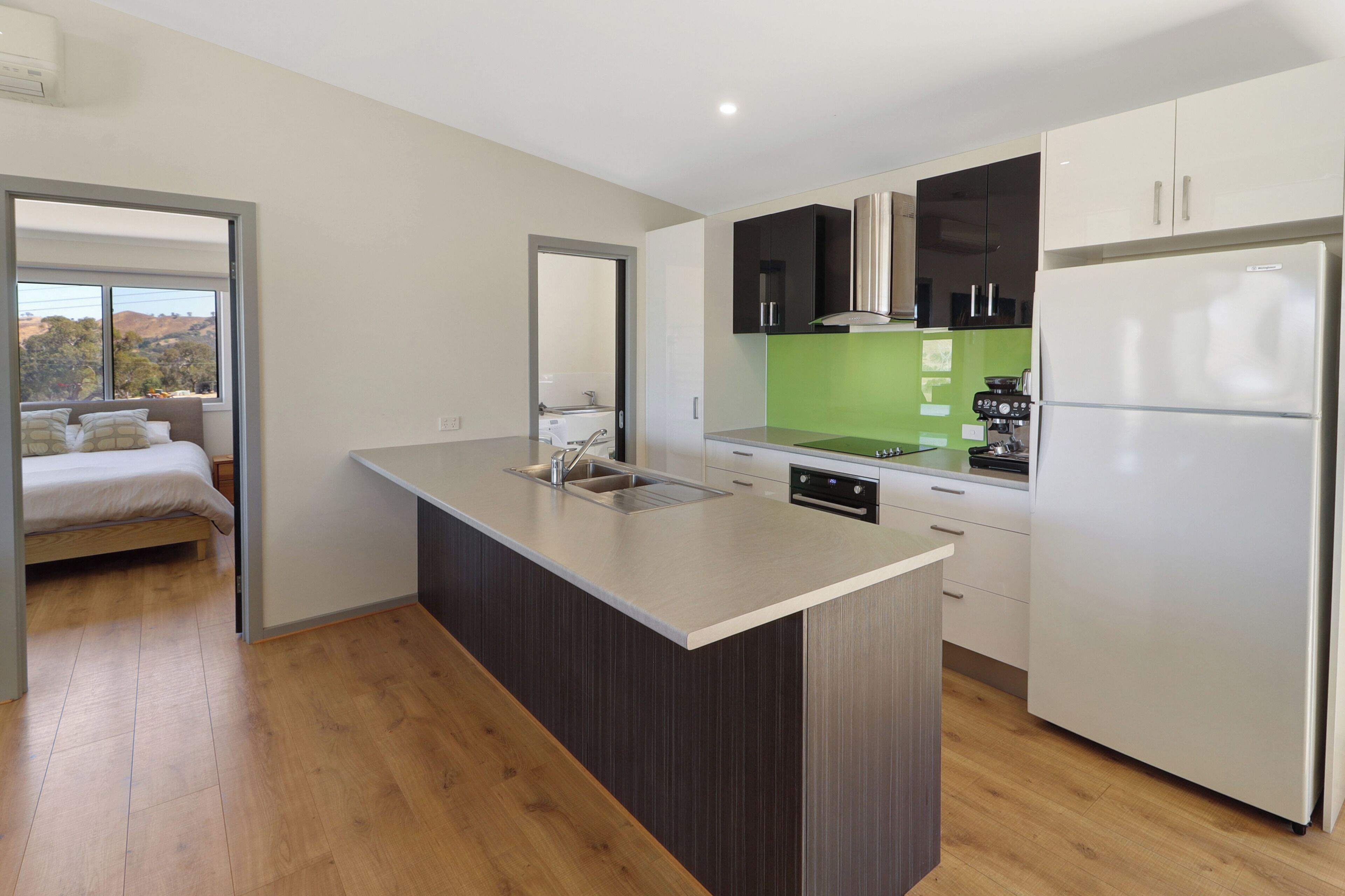 Micro-ondes, four, plaque de cuisson, lave-vaisselle