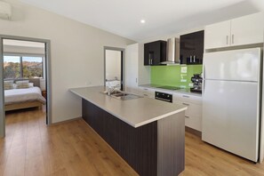 Four à micro-ondes, un four, surface de cuisson, lave-vaisselle