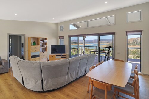 Panorama - Overlooking Lake Eildon