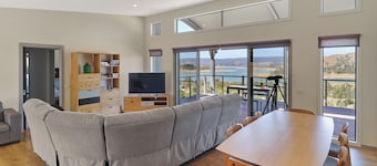 Panorama - Overlooking Lake Eildon
