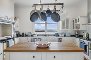 Uuni, ruokailupöytä