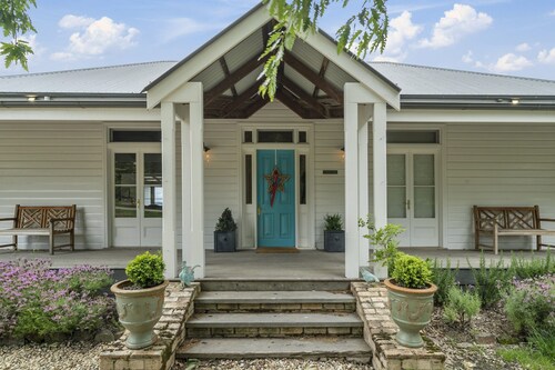 Tabletop Farm: 4  BR, 2  BA House in Tolmie, Sleeps 11