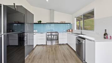 Frigorífico, microondas, horno y lavavajillas