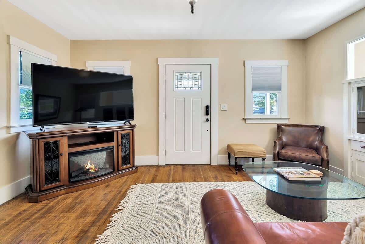 Una Smart TV, una chimenea, una oficina