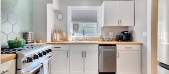 UNDER THE OAKS-Hot Tub & Walk Downtown