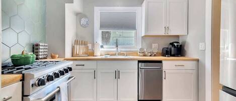 雪櫃、微波爐、焗爐、爐具