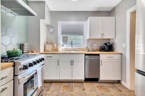 Fridge, microwave, oven, stovetop - UNDeR THE OaKS-Hot Tub & Walk Downtown (Paso Robles)