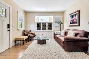 Smart TV, chimenea y oficina