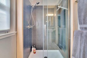 Douche, séchoir à cheveux, serviettes fournies, savon