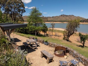 Outdoor dining - Bonnie Dawn - Water Front (Bonnie Doon)