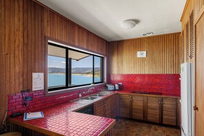 Fridge, microwave, oven, dishwasher - Bonnie Dawn - Water Front (Bonnie Doon)