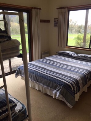 4 bedrooms, bed sheets