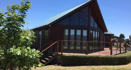 Mountain Bay Log Home - Views of Lake Eildon