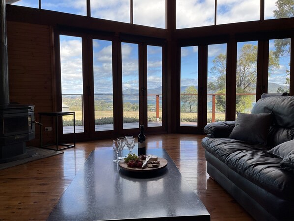 TV, DVD-spiller og stereoanlegg