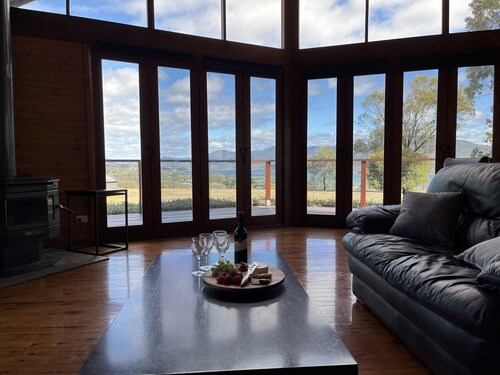 Mountain Bay Log Home - Views of Lake Eildon
