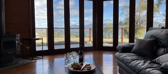Mountain Bay Log Home - Views of Lake Eildon