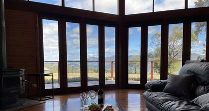 Mountain Bay Log Home - Views of Lake Eildon