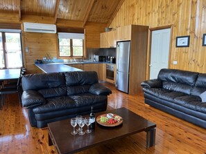 Fernseher, DVD-Player, Stereoanlage