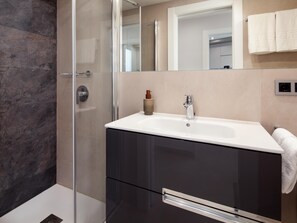 Dusche, Haartrockner, Handtücher, Seife