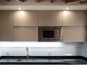 Fridge, microwave, oven, coffee/tea maker - INMálaga Apartments Penthouse Santos Suite (Málaga)