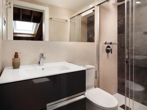 Dusj, hårføner, håndklær og såpe