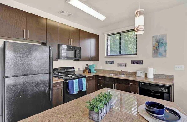 冷蔵庫、電子レンジ、オーブン、コンロ