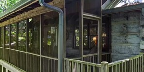 Exterior detail - Red Bird Roost - Cozy log cabin on the Brow steps to downtown and Brow Park  (Mentone)