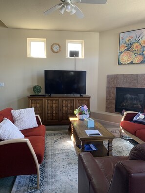 Smart TV, fireplace - House on the Harbour (Sparks)