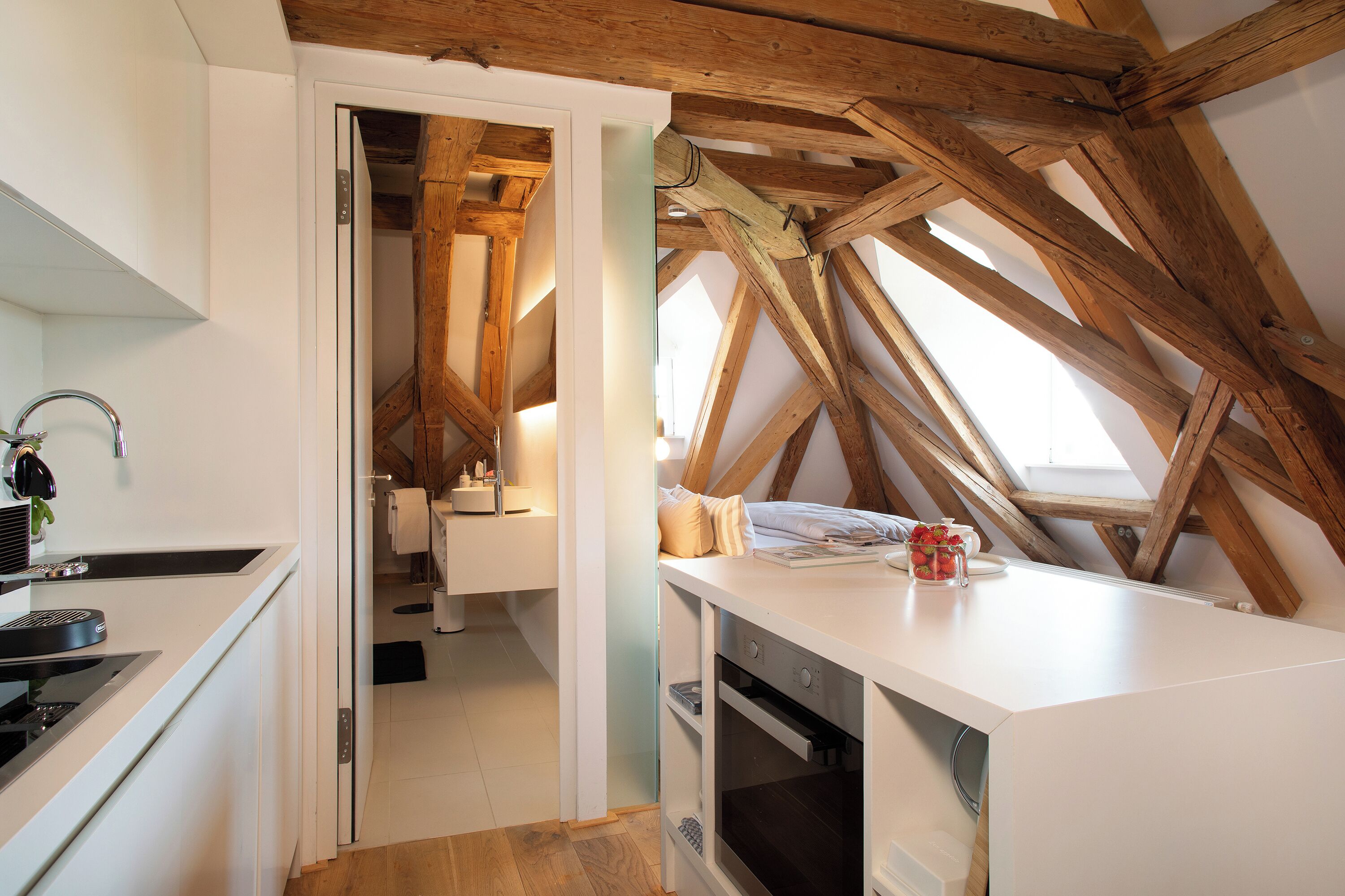 Kjøleskap, ovn, kokeplater og oppvaskmaskin