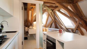 Kjøleskap, ovn, kokeplater og oppvaskmaskin