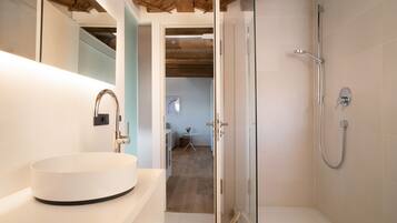 Een douche, een haardroger, handdoeken