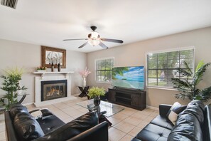 TV - Cheerful spacious 4 bedroom with Pool - Game Room (Tampa)