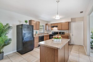 冷蔵庫、電子レンジ、オーブン、コンロ