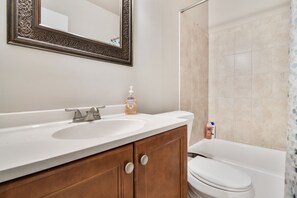 Een bad, een haardroger, handdoeken, zeep