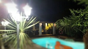 Een buitenzwembad en een verwarmd zwembad